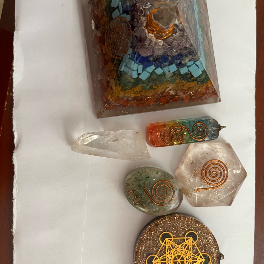 Multicolor Crystal Pyramid and Oganite Package